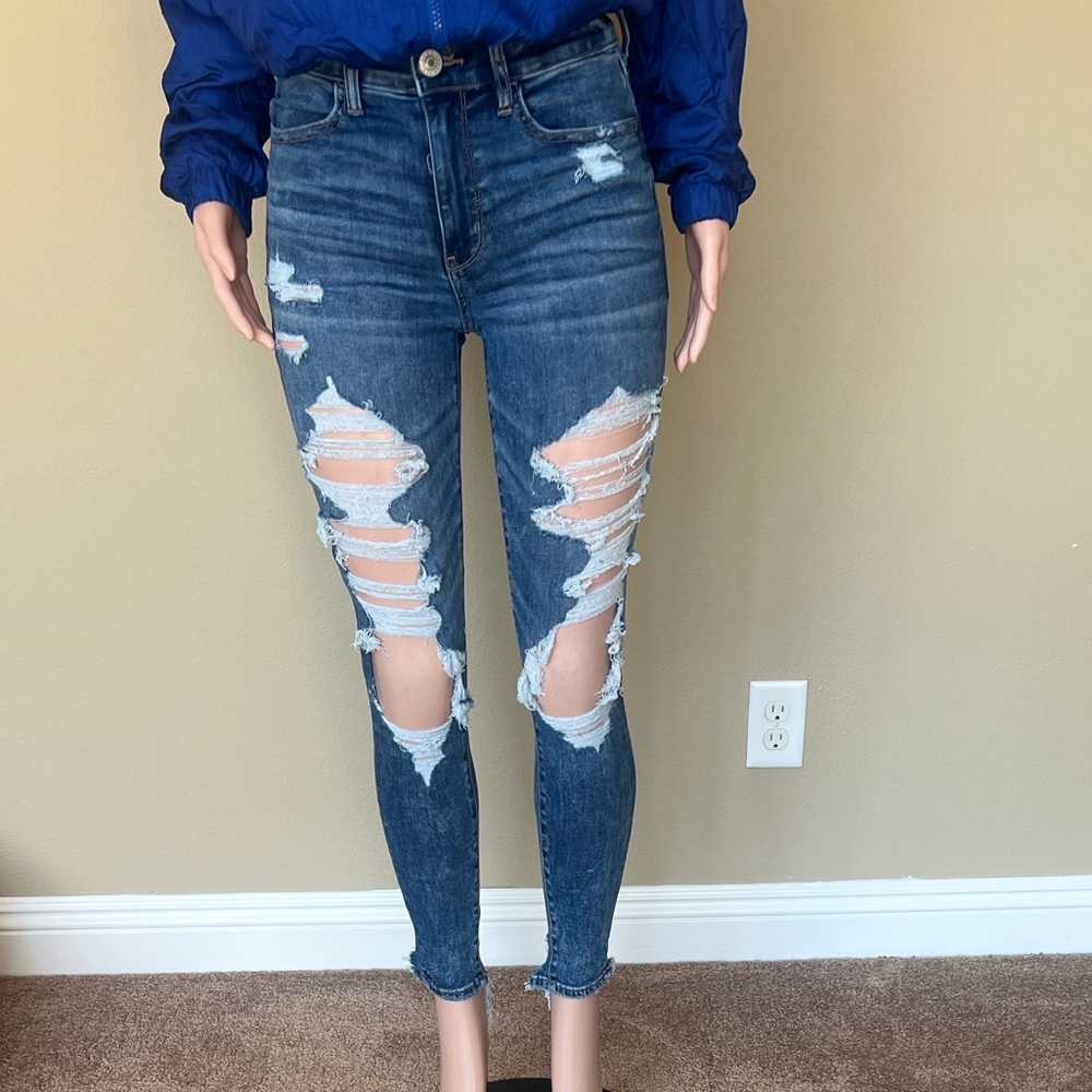 American Eagle Outfitters Ripped Blue Skinny Jeans.  Size 6. Great Fit & Stretch